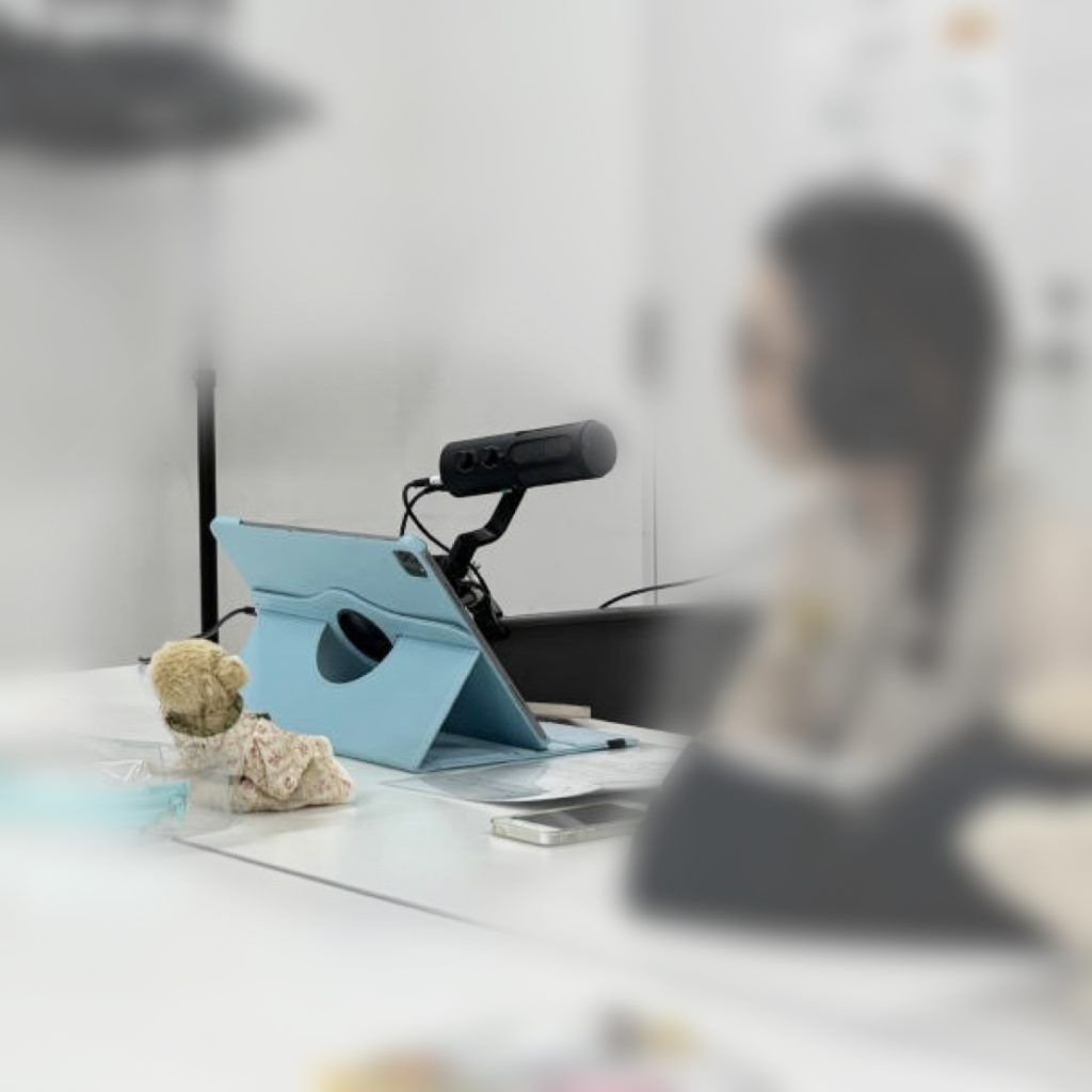 音声を録っているような感じのTokinの写真