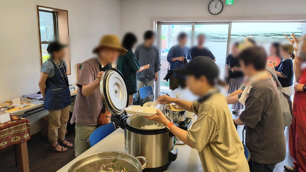 料理を盛り付けている複数人の人の写真