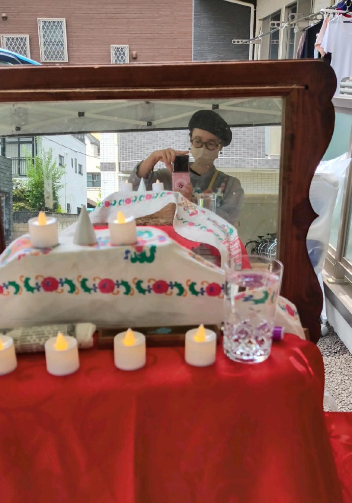 祭壇のように飾られたテーブル